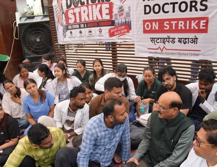 स्वास्थ्य मंत्री सुबोध पहुंचे दून अस्पताल पहुंचकर पीजी, एसआर और जेआर डॉक्टरों को दिया स्टाइपेंड बढ़ाने का भरोसा, धरना हुआ स्थगित