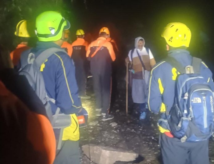 बारिश के चलते लगातार हो रही जोखिमपूर्ण स्लाइडिंग में फंसे लगभग 1500 यात्रियों को SDRF NDRF और DDRF की टीमों ने सुरक्षित किया रेस्क्यू