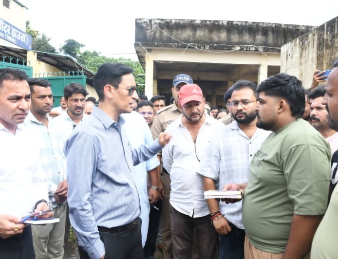 रामनगर नगर पालिका में औचक निरीक्षण से मचा हड़कंप, कमिश्नर दीपक रावत ने दिए सख्त कार्रवाई के निर्देश