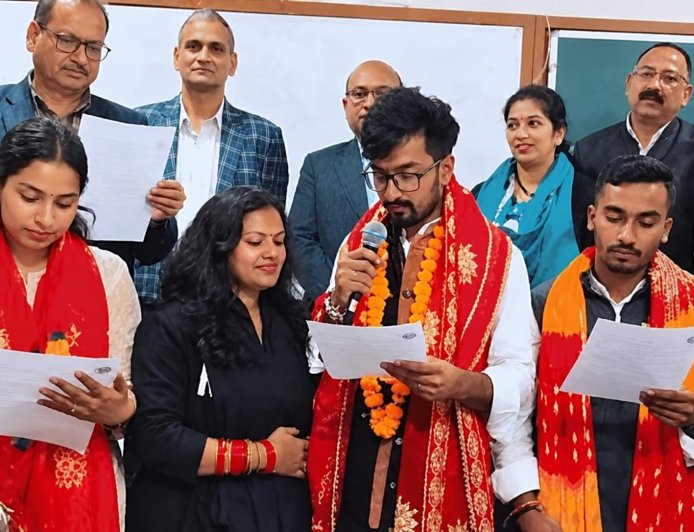 बेटे की जीत को मां ने लिया कॉलेज में दाखिला, छात्रसंघ अध्यक्ष बन जाने पर हुईं भावुक