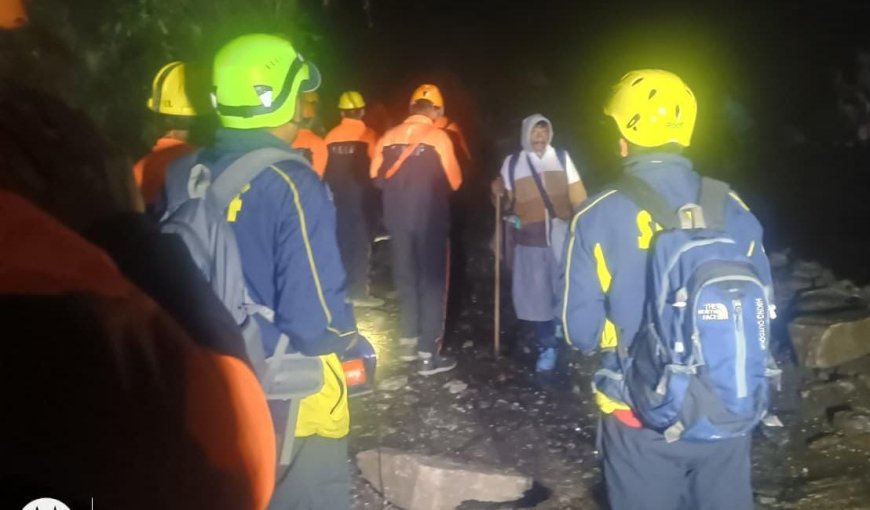 बारिश के चलते लगातार हो रही जोखिमपूर्ण स्लाइडिंग में फंसे लगभग 1500 यात्रियों को SDRF NDRF और DDRF की टीमों ने सुरक्षित किया रेस्क्यू