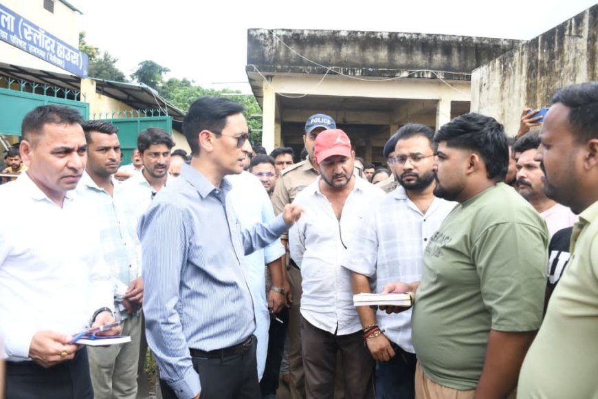 रामनगर नगर पालिका में औचक निरीक्षण से मचा हड़कंप, कमिश्नर दीपक रावत ने दिए सख्त कार्रवाई के निर्देश