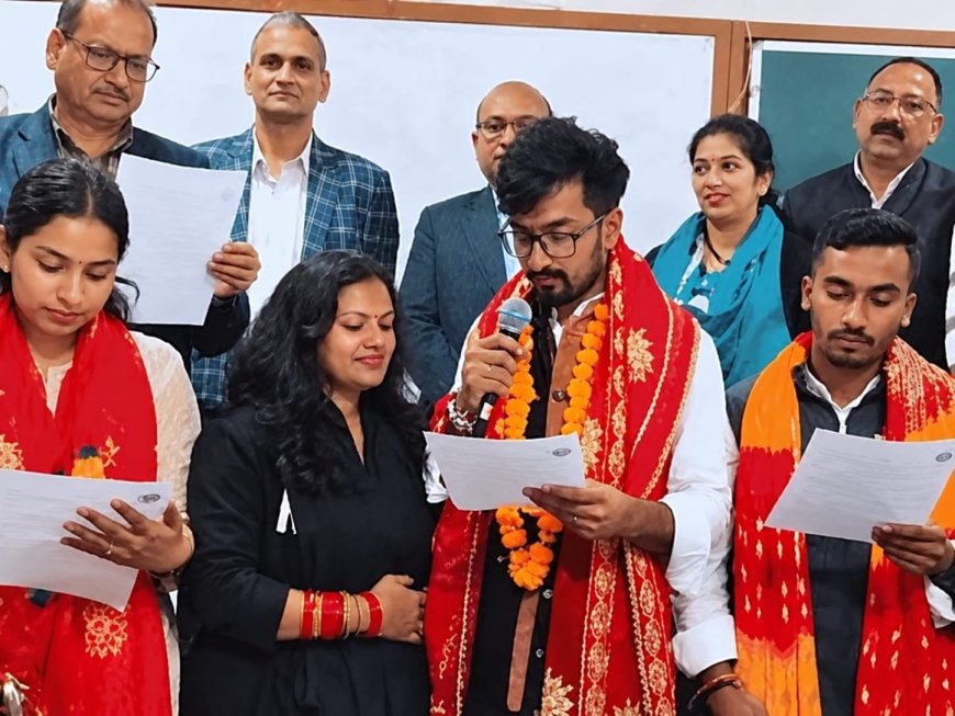 बेटे की जीत को मां ने लिया कॉलेज में दाखिला, छात्रसंघ अध्यक्ष बन जाने पर हुईं भावुक