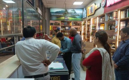 शराब की दुकानों पर ओवररेटिंग एवं अनियमितताओं की शिकायतों पर डीएम का एक्शन