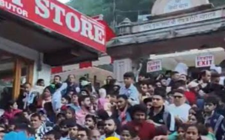 उत्तराखंड में श्रद्धालुओं और पर्यटकों की भीड़, होटल भरे और सड़क पर लंबी कतारें