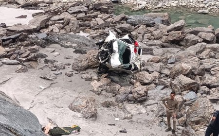 देवप्रयाग में हुई दर्दनाक दुर्घटना: 150 मीटर गहरी खाई में गिरी वैगनआर, महिला और चालक की मौत, तीन घायल