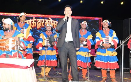 हल्द्वानी में कुमाऊं द्वार महोत्सव के मंच पर दीपक रावत ने गाया कुमाऊंनी गीत, दर्शक हुए मंत्रमुग्ध