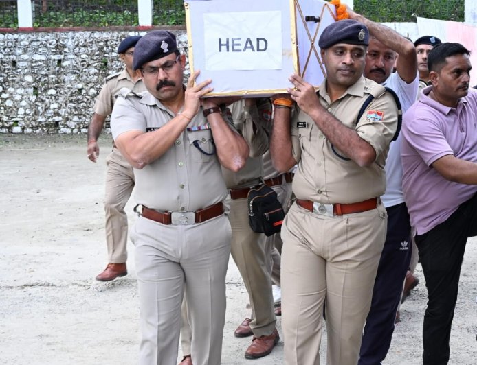 हल्द्वानी: कर्तव्यपथ का साथी हुआ विदा, आरक्षी प्रकाश नैनवाल को नैनीताल पुलिस ने दी अंतिम विदाई