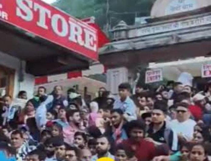 उत्तराखंड में श्रद्धालुओं और पर्यटकों की भीड़, होटल भरे और सड़क पर लंबी कतारें