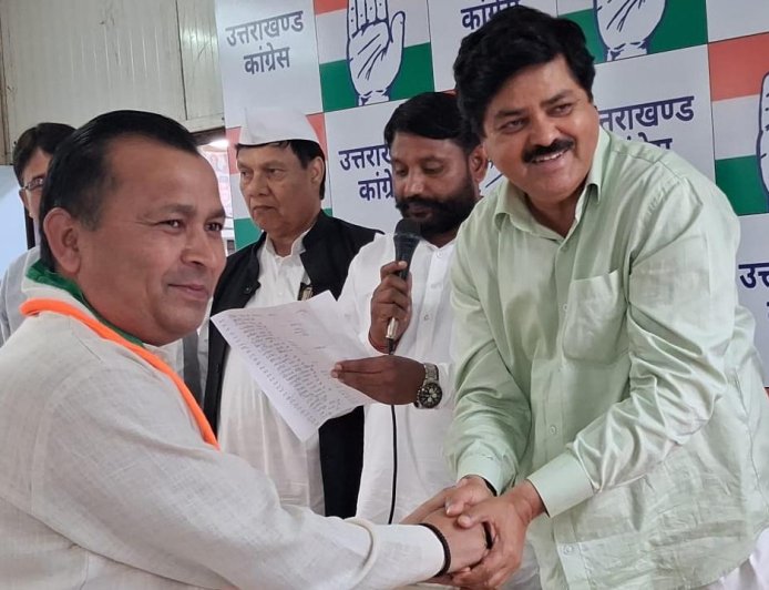 हरिद्वार के 100 से अधिक संगठनों ने कांग्रेस का हाथ थamma, गोदियाल की मौजूदगी में भारतीय राजनीति में नया मोड़
