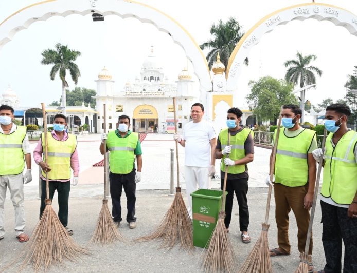 मुख्यमंत्री पुष्कर सिंह धामी ने ‘सेवा संकल्प अभियान’ के तहत नानकमत्ता में स्वच्छता का दिया संदेश