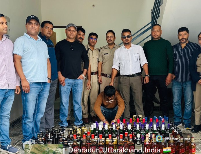 देहरादून में लॉ स्टूडेंट का शराब सप्लाई नेटवर्क, 95 बोतलें बरामद