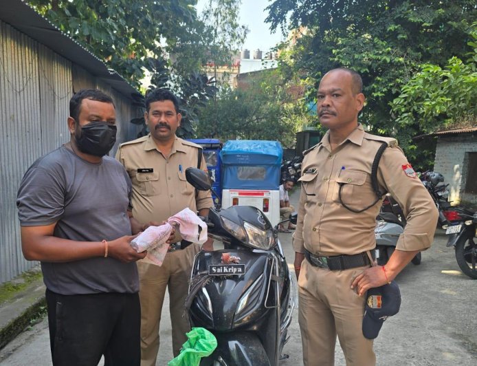 हल्द्वानी पुलिस का बड़ा कारनामा: स्कूटी से अवैध अंग्रेजी शराब तस्कर गिरफ्तार, 96 पव्वे बरामद