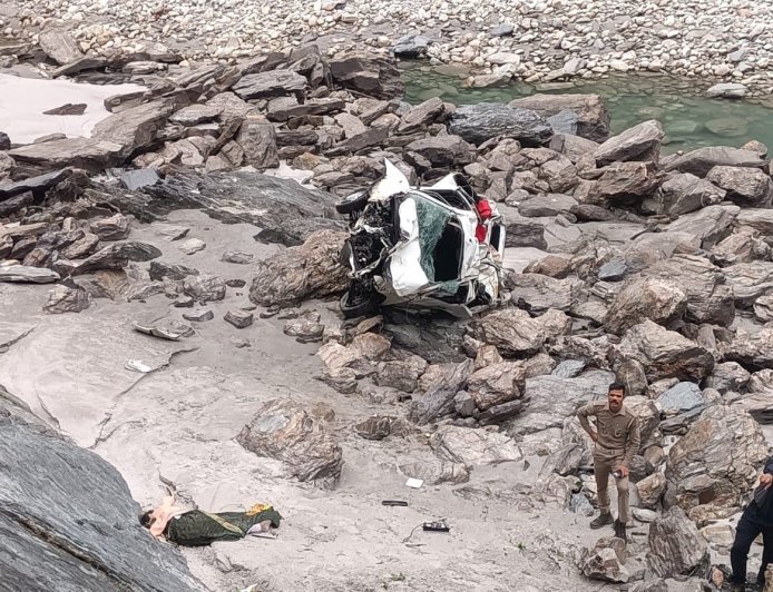 देवप्रयाग में हुई दर्दनाक दुर्घटना: 150 मीटर गहरी खाई में गिरी वैगनआर, महिला और चालक की मौत, तीन घायल