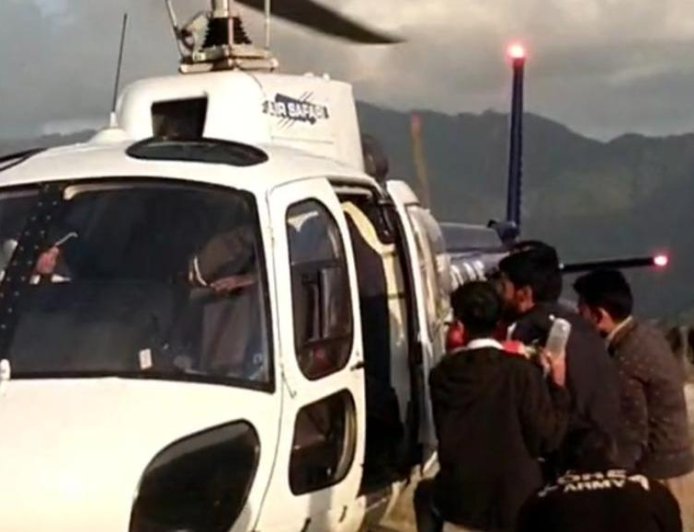 बड़कोट में ग्राम कफनोल दमड़ी नामे तोक में भालू के हमले गंभीर घायल व्यक्ति को उपचार के हैली एंम्बूलेसं के माध्यम से दून में हायर सेन्टर पहुंचाया