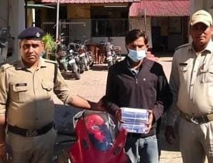 महंगे शौक पूरा करने के जुनून में पहुँच गया सलाखों के पीछे,मोबाइल चोरी कर बैंक खाते से ऑनलाइन निकाले लाखों रुपए, गिरफ्तार