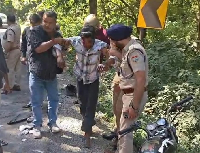 कालाढूंगी में बाइक और स्कूटी की जोरदार भिड़ंत, राह से गुजर रहे एसपी सिटी ने तत्परता दिखा घायल को भेजा अस्पताल