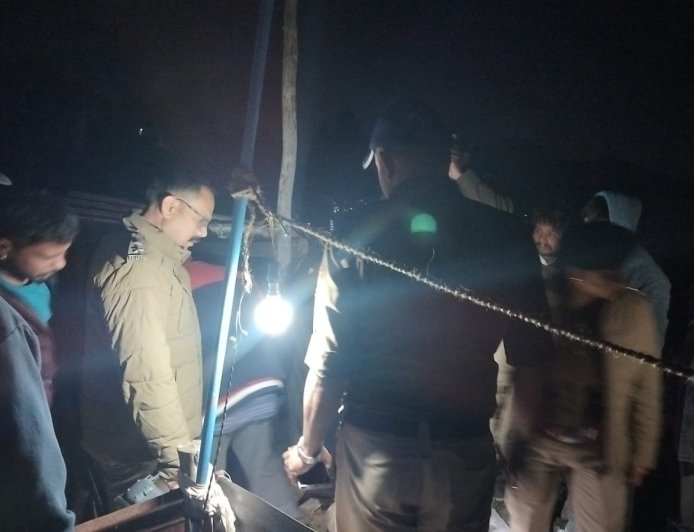 भीमताल के मेहरा गांव में दर्दनाक हादसा: रिटेनिंग वॉल का मलबा गिरने से दो नेपाली श्रमिकों की मौत, एक घायल।