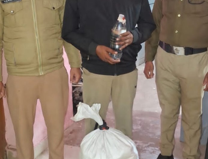 अवैध शराब तस्करी के खिलाफ लालकुआं पुलिस की बड़ी कार्रवाई: 110 पाउच कच्ची शराब के साथ एक तस्कर गिरफ्तार