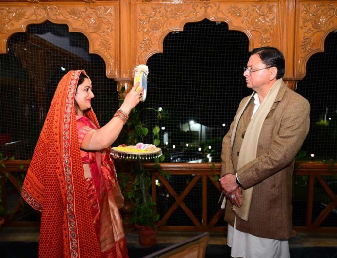 मुख्यमंत्री पुष्कर सिंह धामी ने धर्मपत्नी गीता धामी के साथ मनाया करवाचौथ पर्व