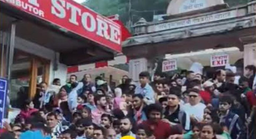उत्तराखंड में श्रद्धालुओं और पर्यटकों की भीड़, होटल भरे और सड़क पर लंबी कतारें