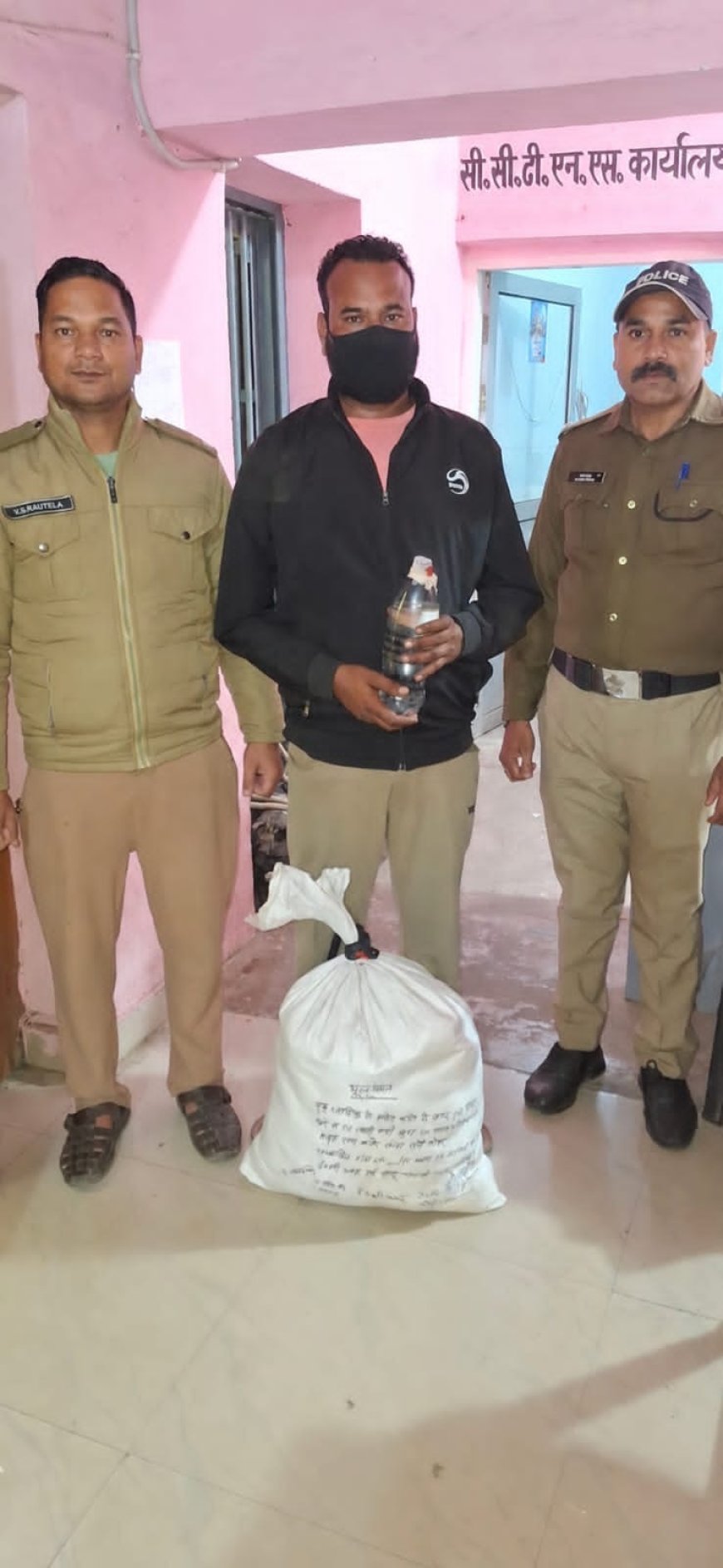 अवैध शराब तस्करी के खिलाफ लालकुआं पुलिस की बड़ी कार्रवाई: 110 पाउच कच्ची शराब के साथ एक तस्कर गिरफ्तार