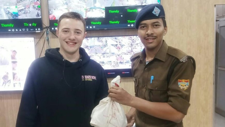 अमेरिकन पर्यटक के चेहरे पर दून पुलिस ने लौटाई मुस्कान, खोया हुआ बैग ढूंढकर पुलिस ने किया सकुशल उनके सुपुर्द, विदेशी मेहमान ने पत्र लिख पुलिस का जताया आभार
