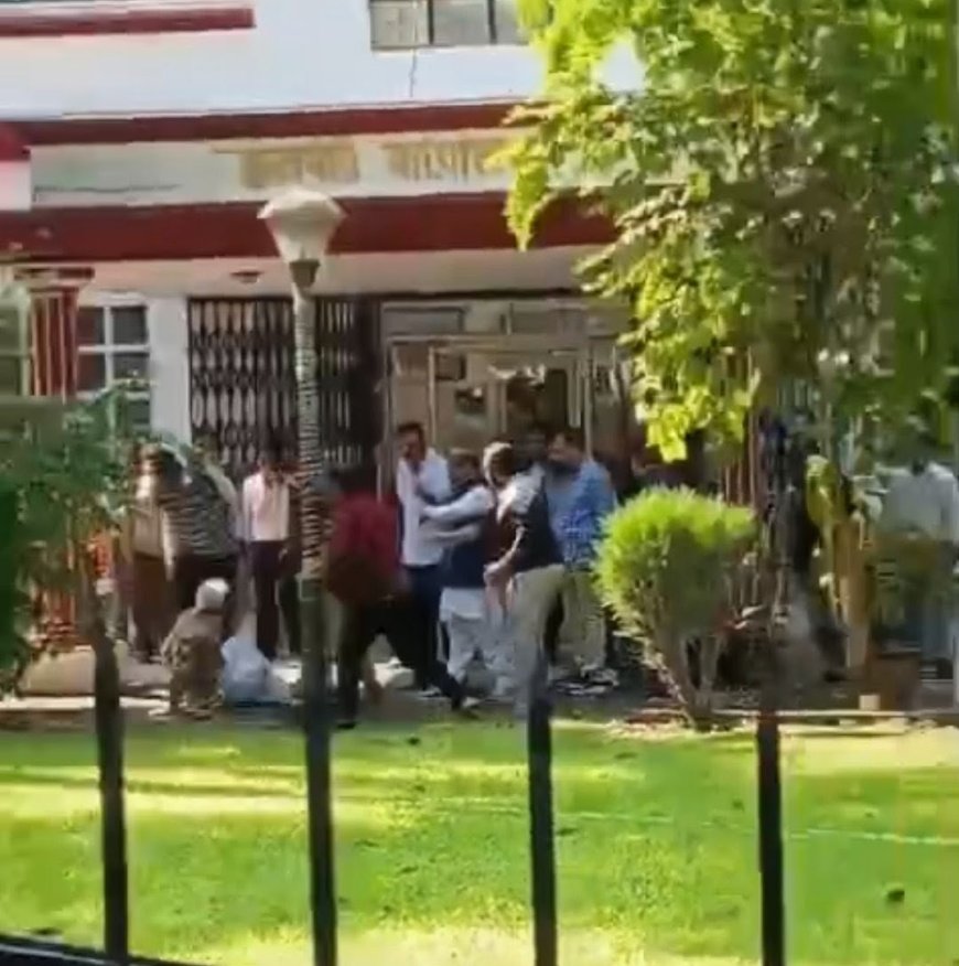 गुरुकुल कांगड़ी विश्वविद्यालय में कुलसचिव को जमीन पर गिराकर पीटा, विवाद ने लिया हिंसक रूप